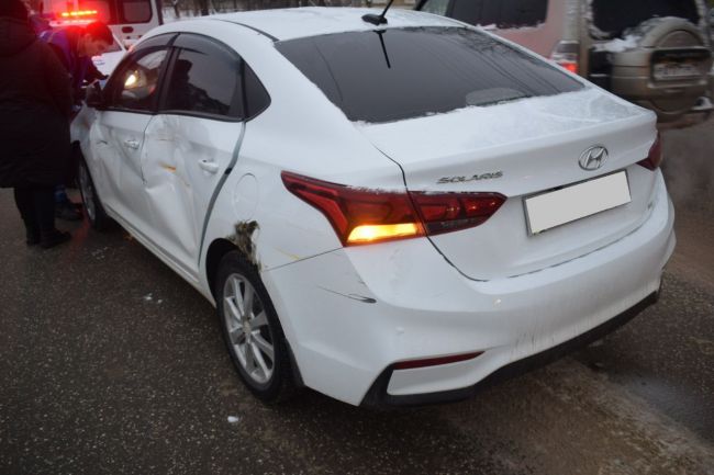 В Ухте мусоровоз не уступил дорогу Hyundai Solaris